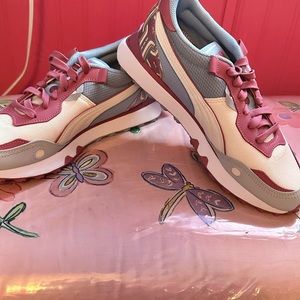 Never worn! Woman’s multi colored Puma rider FV.
